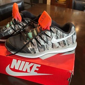 Nike Court Air Zoom Vapor X
Size 10.5
Used Good Condition